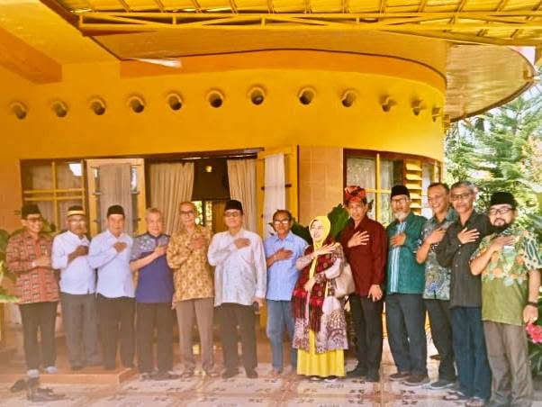 Dialog Terbatas bertajuk “Menyikapi Perkembangan Sosial Budaya Tana Samawa.”