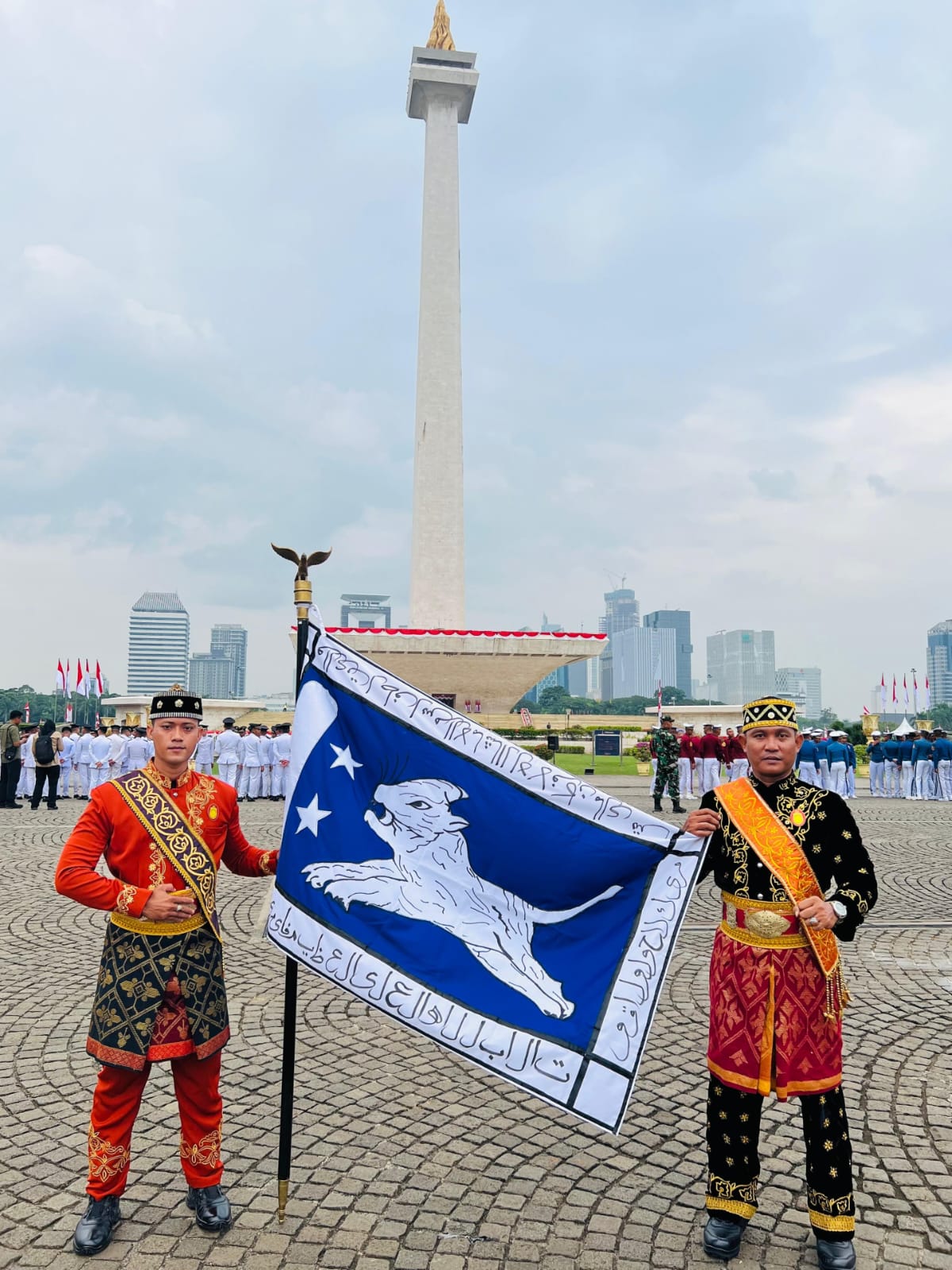Prajurit Kodim 1607/Sumbawa Wakili NTB membawa duplikat Bendera Pusaka Kesultanan Sumbawa dalam rangkaian Kirab Merah Putih HUT ke-80 RI di Istana Negara